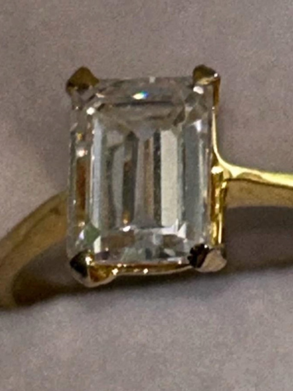 VINTAGE GOLDTONE EMERALD CUT CRYTAL RING SZ6